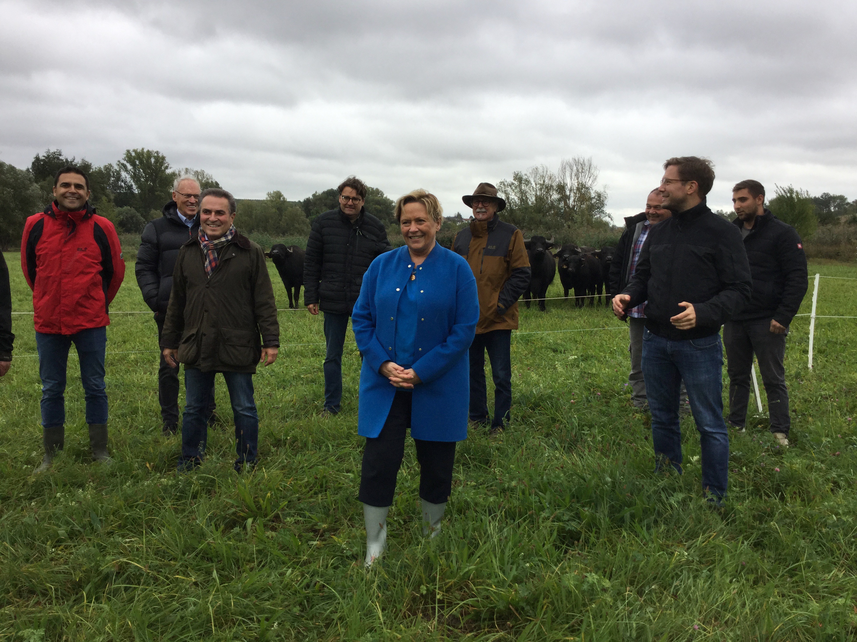 Ministerin Dr. Susanne Eisenmann beim Besuch des von NatureLife-International initiierten Wasserbüffelprojektes